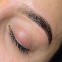 diseño y perfilado de cejas en providencia