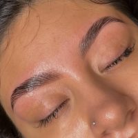 Laminado de cejas con diseño y perfilado en providencia